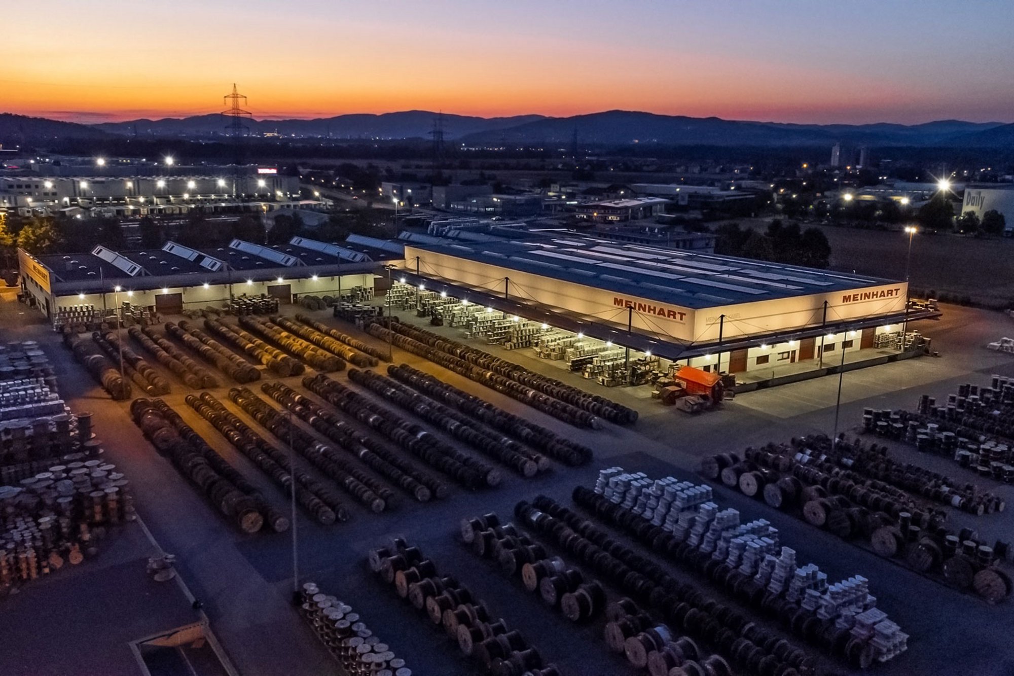 Services / Meinhart Unternehmen Meinhart Unternehmen / Standort Linz bei Nacht