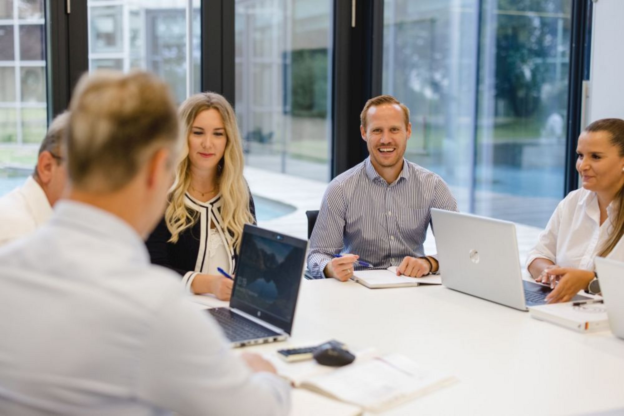 Motivated employees, satisfied customers / 2 employees work on the laptop